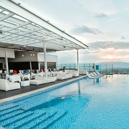 Holiday Inn Bucaramanga Cacique By Ihg Eksteriør bilde Rooftop pool at the hotel