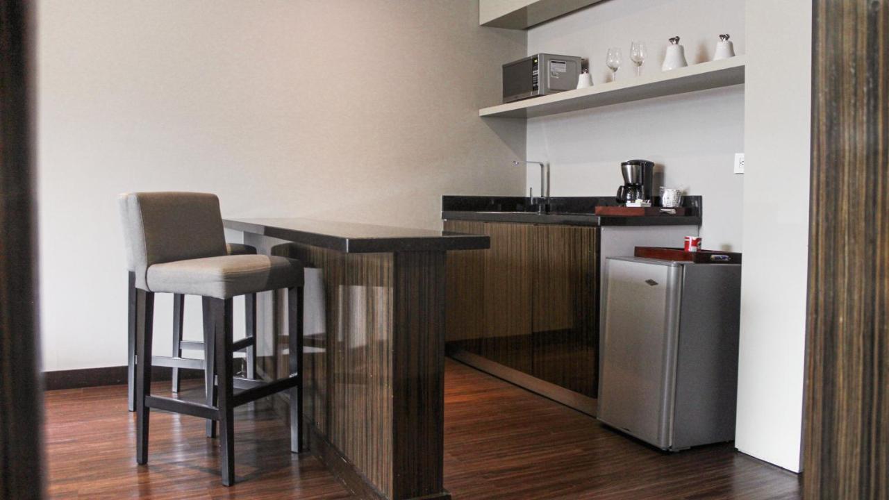 Holiday Inn Bucaramanga Cacique By Ihg Eksteriør bilde A kitchenette in a hotel