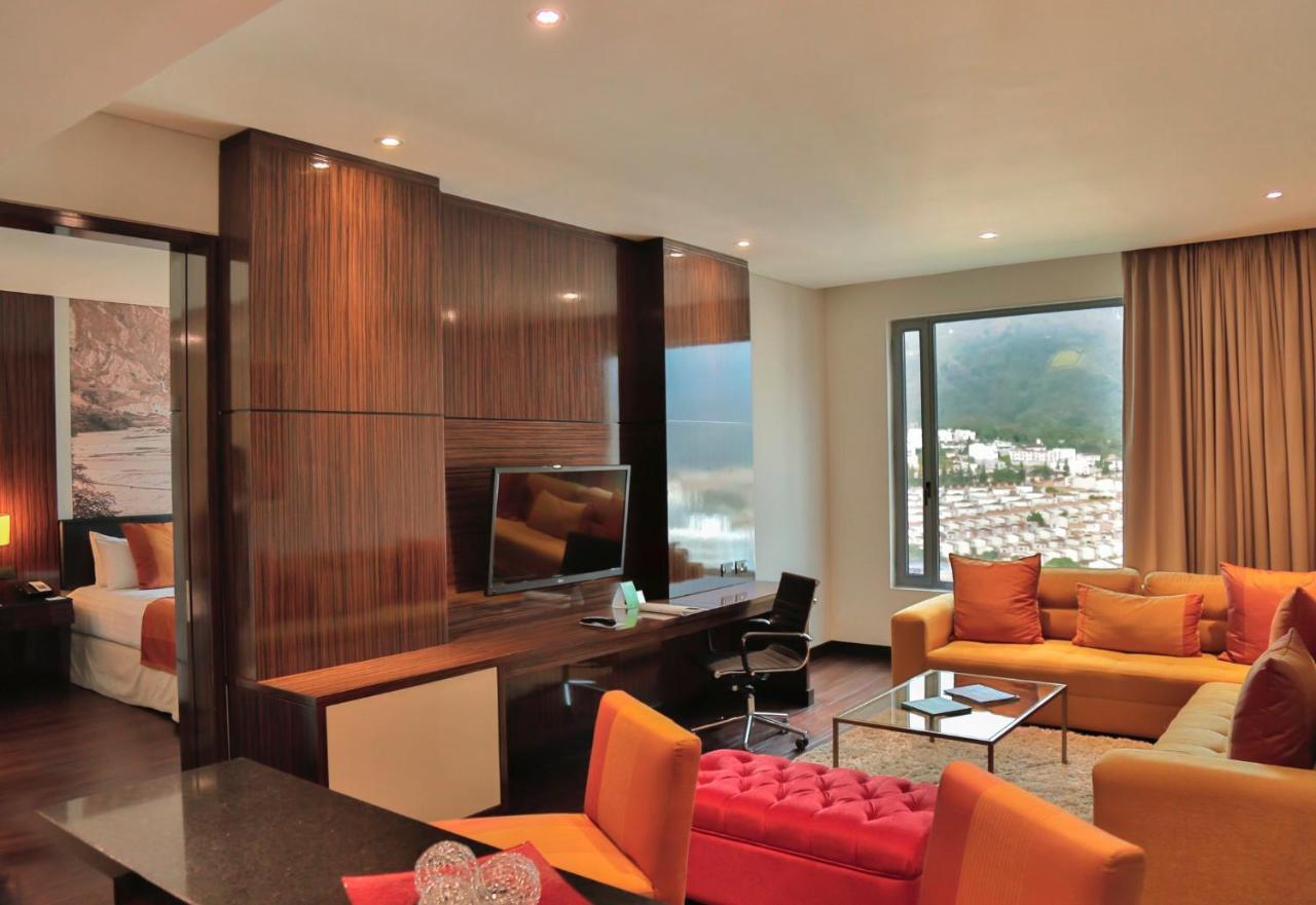 Holiday Inn Bucaramanga Cacique By Ihg Eksteriør bilde A suite at the hotel