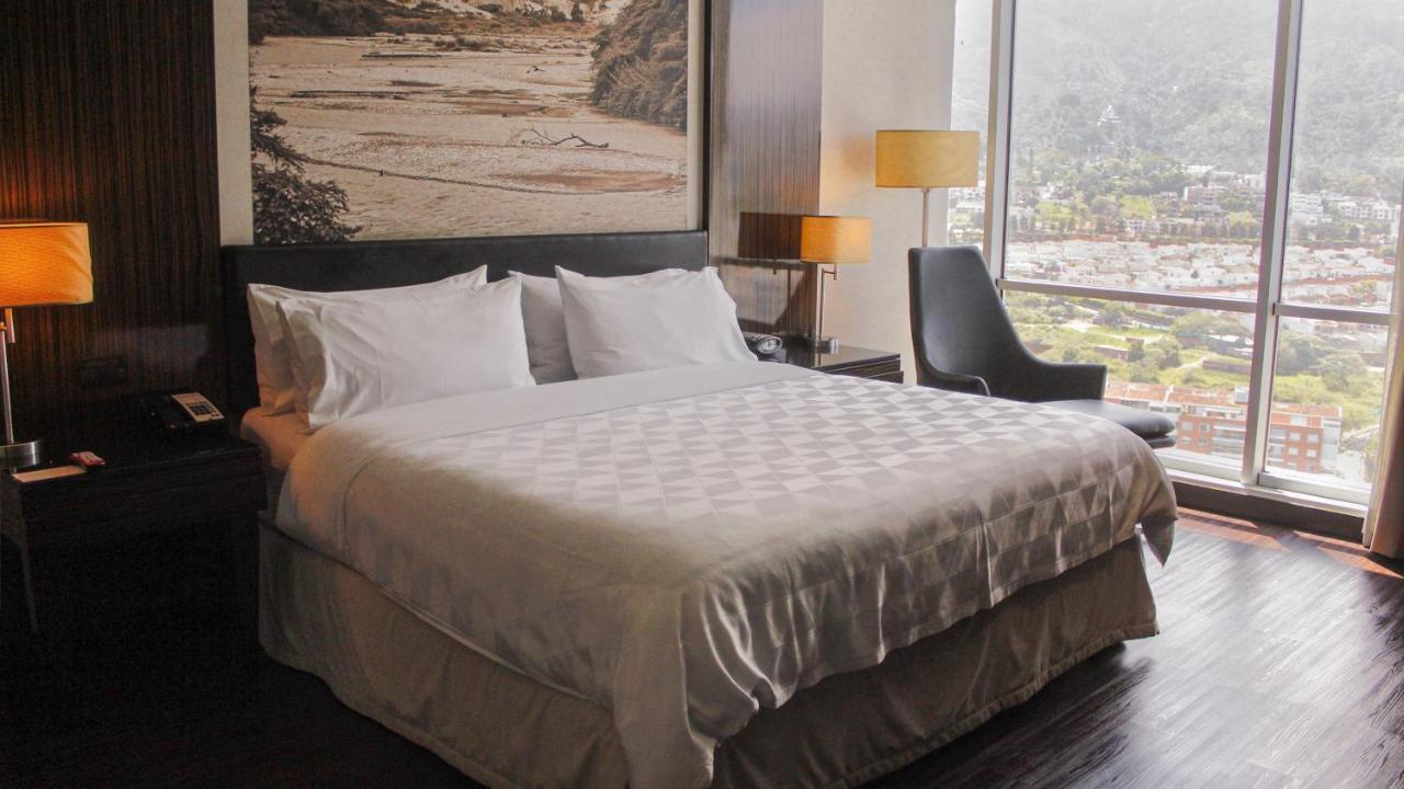 Holiday Inn Bucaramanga Cacique By Ihg Eksteriør bilde A bed with a duvet