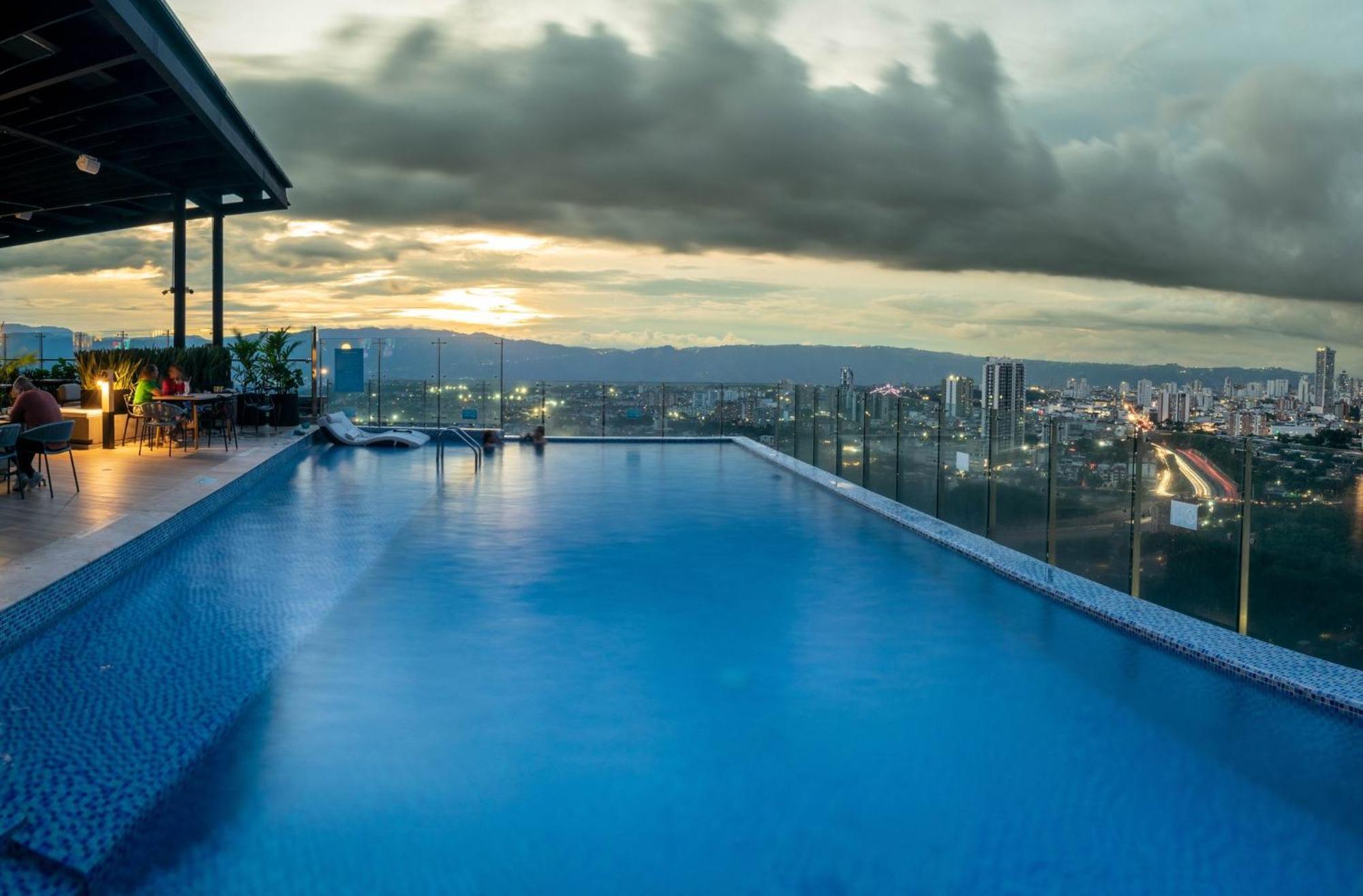 Holiday Inn Bucaramanga Cacique By Ihg Eksteriør bilde Infinity pool at the top of the building