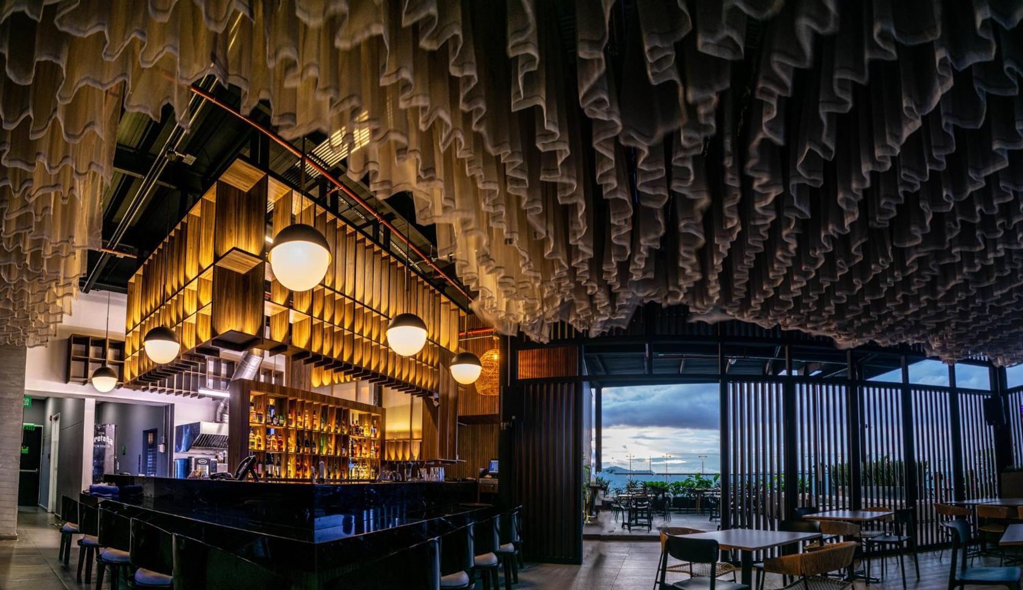 Holiday Inn Bucaramanga Cacique By Ihg Eksteriør bilde The bar at the 101 Skybar