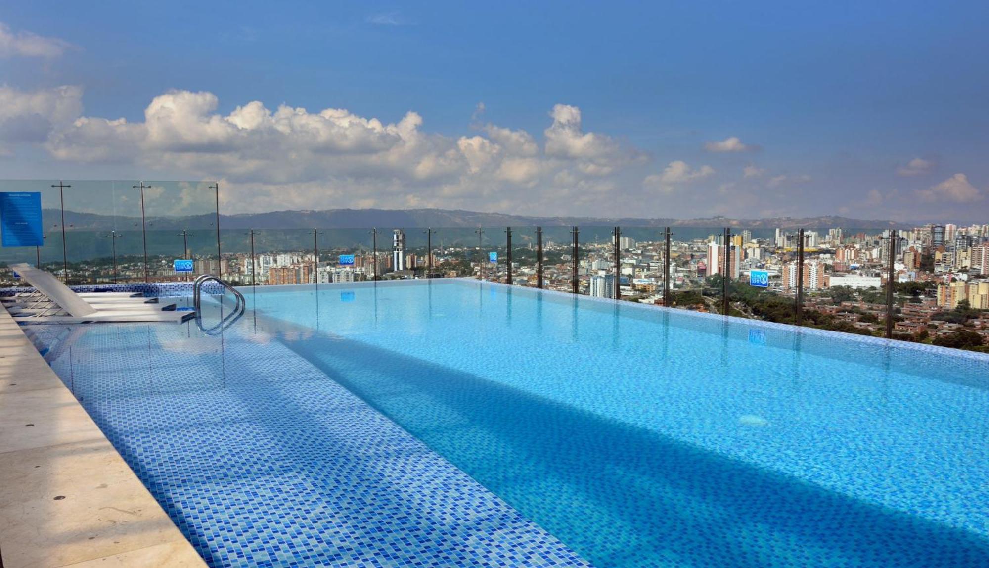 Holiday Inn Bucaramanga Cacique By Ihg Eksteriør bilde Infinity pool at the rooftop of the hotel