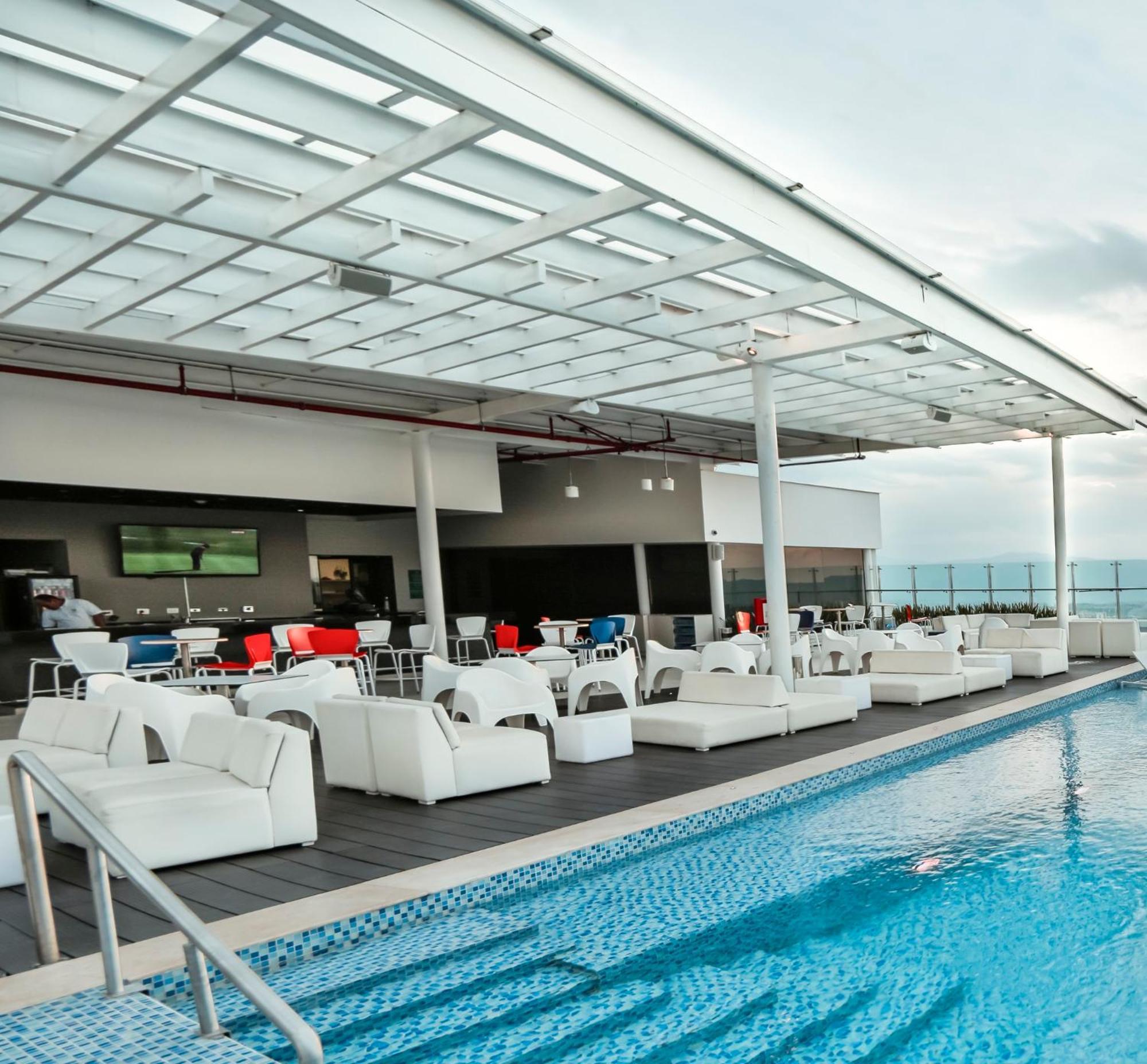 Holiday Inn Bucaramanga Cacique By Ihg Eksteriør bilde The pool at the 360° Sky Lounge