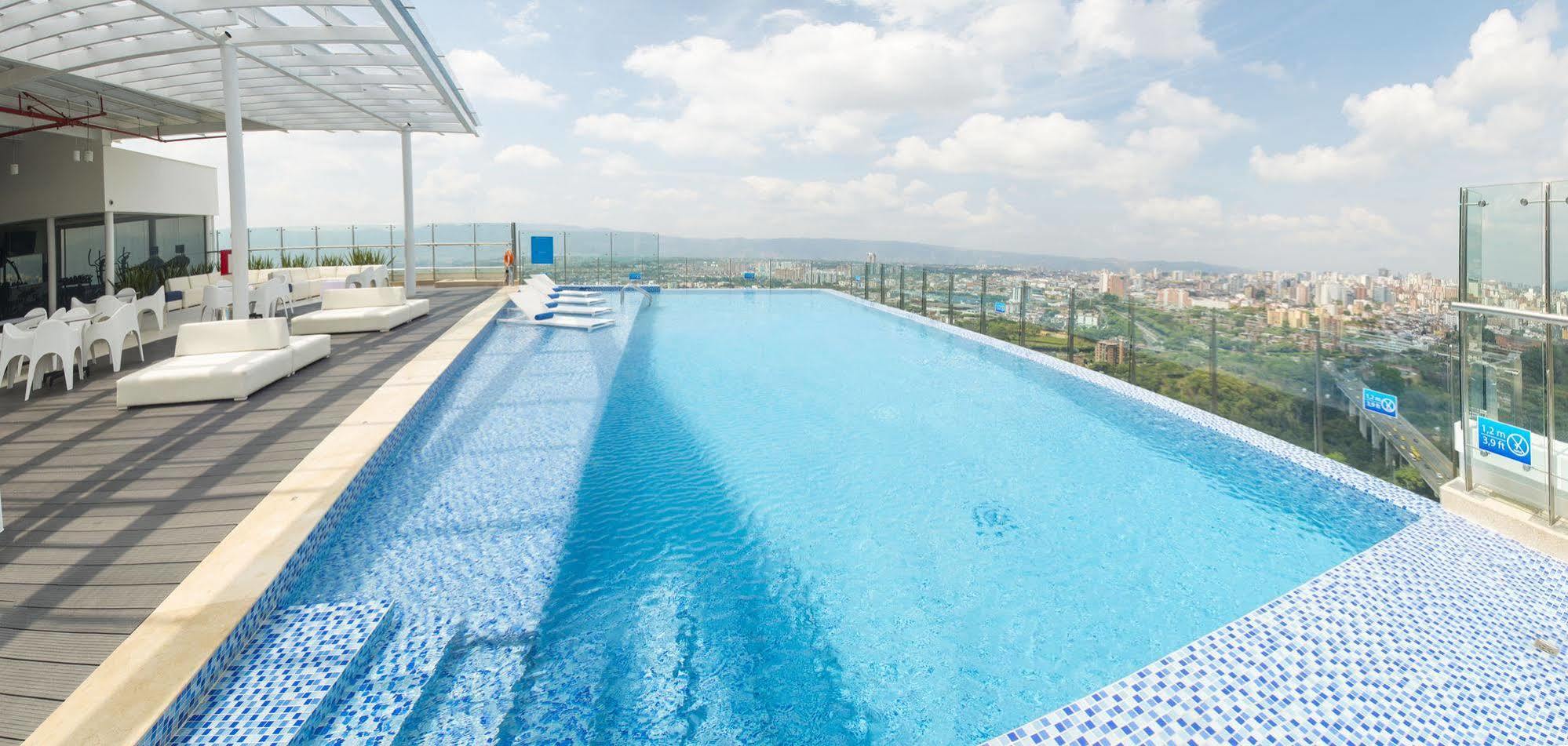 Holiday Inn Bucaramanga Cacique By Ihg Eksteriør bilde Infinity pool